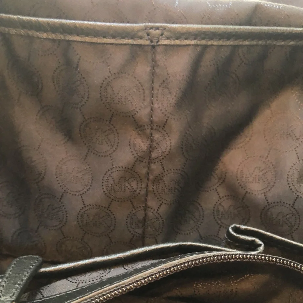 MICHAEL MICHAEL KORS BLACK PEBBLE LEATHER CHARM TASSEL HOBO SHOULDER BAG EUC